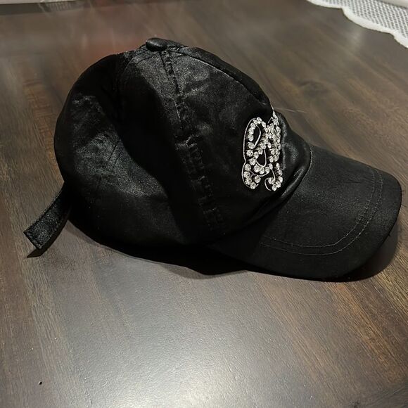 Guess womens cap   - Picture 3 of 4